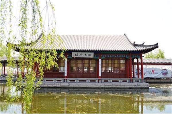 濟(jì)南大明湖八景聯(lián):四面荷花三面山色半城湖